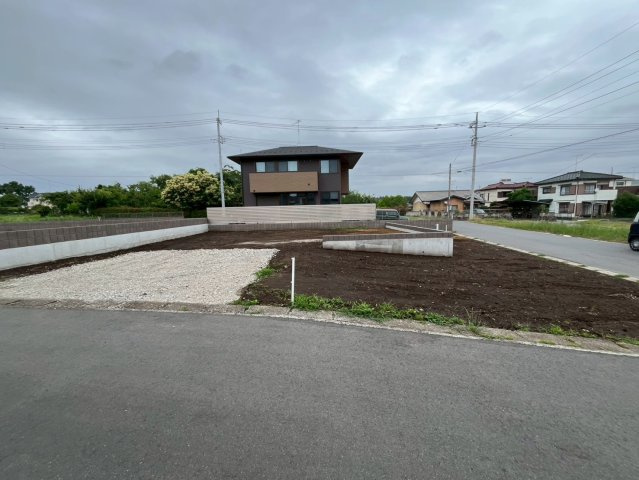 【前面道路含む現地写真】 | 【寄居町第８期　現地外観】
※令和８年6月時点