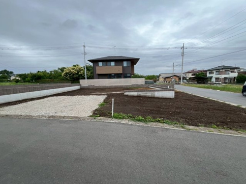 【前面道路含む現地写真】 【前面道路含む現地写真】 | 【寄居町第8期 現地外観】
※令和8年6月時点