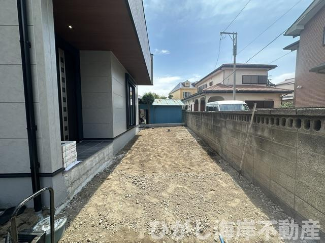 茅ケ崎市旭が丘　新築戸建　全２棟の駐車場|7月31日撮影　外構工事中　駐車スペース