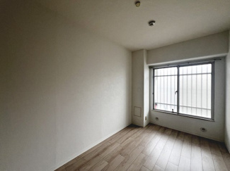 【子供部屋】 | 岸和田コーポラス壱号棟 | 窓のある洋室は子供部屋にぴったりです。室内フローリングクロスも張替え済です。
