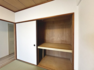 【収納】 | 岸和田コーポラス壱号棟 | 大型の押入れは客布団や季節の電化製品など十分収納できます。収納力がたっぷりで安心ですね。