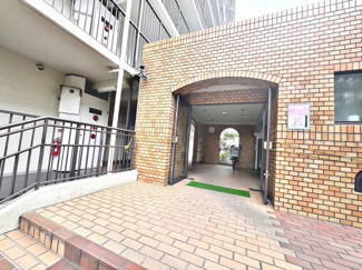 【エントランス】 | 岸和田コーポラス壱号棟 | タイル張りのエントランス♪常勤管理で安心安全な住環境です。