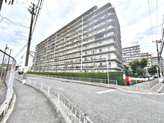 【外観】 | 岸和田コーポラス壱号棟 | ◇◆イエストアが選ばれる理由がココにある◆◇
不動産の購入・売却・建築・リフォーム等のご提案はもちろんの事
住宅ローンのご相談にも力を入れて取り組んでいます！
詳しくはホームページをご閲覧下さい♪