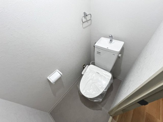 【トイレ】 | 岸和田コーポラス壱号棟 | ピカピカのトイレも新品入れ替え済みです。とても気持ちよくお使いになれます。