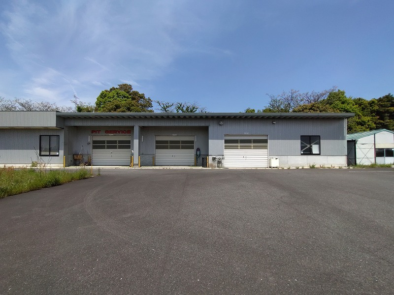米子市富益町事務所・作業場の外観|作業場にはシャッター3か所あり車の出し入れできます