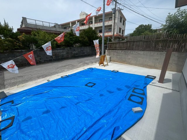 八重瀬町東風平新築戸建て 1号棟（全2棟）の前面道路含む現地写真