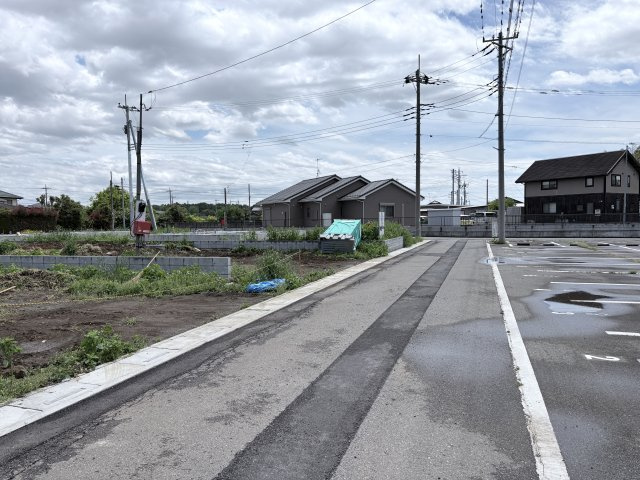 【前面道路含む現地写真】 | 大里郡寄居町用土　クレイドルガーデン　新築戸建　全4棟　3号棟 | 5/4撮影