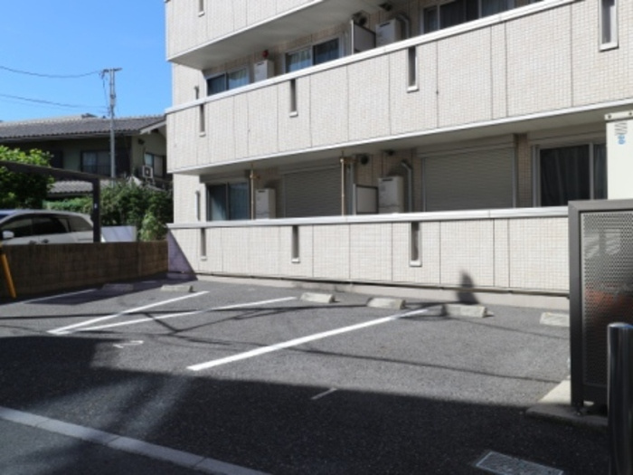セレーノ．Ｋの駐車場|車をお持ちの方に嬉しい駐車場付きの物件です