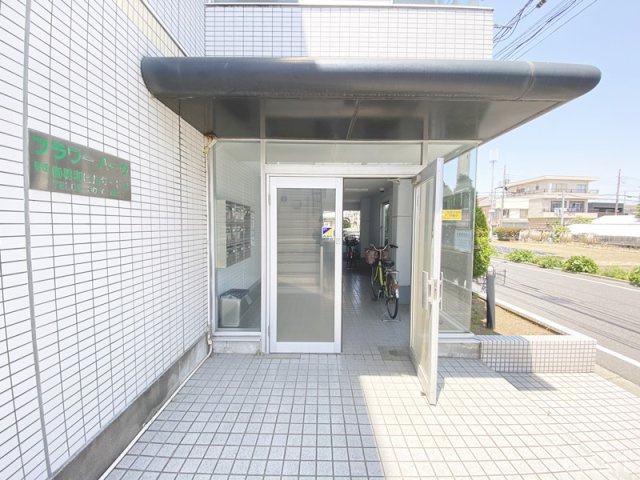 フラワーパークのエントランス|落ち着いたエントランスです☆