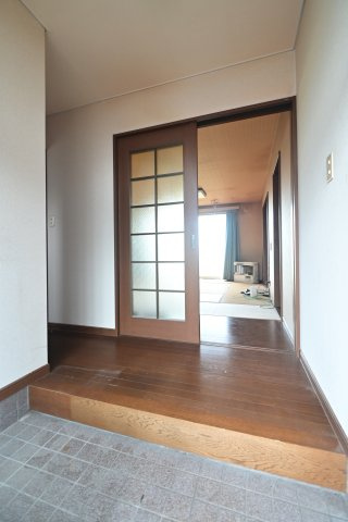 【玄関】 | 黒石市青山 平屋3K中古住宅・土地70坪・シッター車庫付き