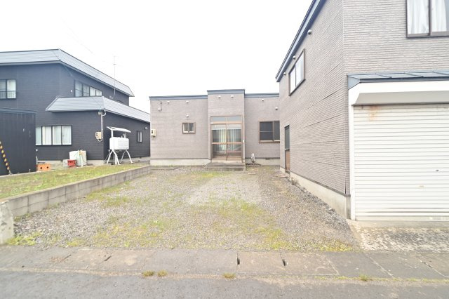 【外観】 | 黒石市青山 平屋3K中古住宅・土地70坪・シッター車庫付き