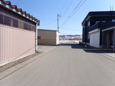 【前面道路含む現地写真】 | 黒石市青山 平屋3K中古住宅・土地70坪・シッター車庫付き