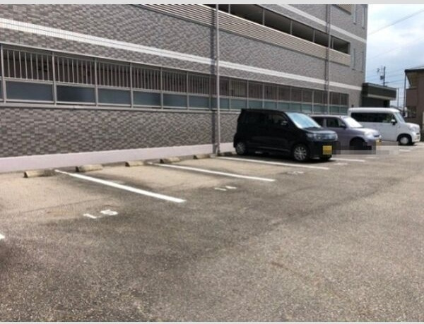 セントレアコートIIの駐車場