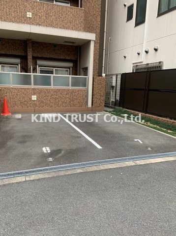 プレサンス天満橋アンジェの駐車場|駐車場があるので、車を買う予定の方も安心です