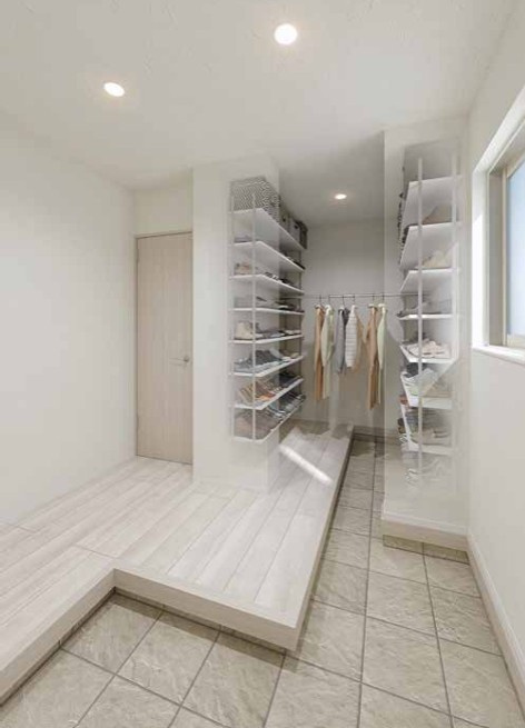 戸建 東村山市萩山町２丁目の玄関|玄関は広々とした収納スペースを設け、おしゃれな住まいの入り口になっています。
