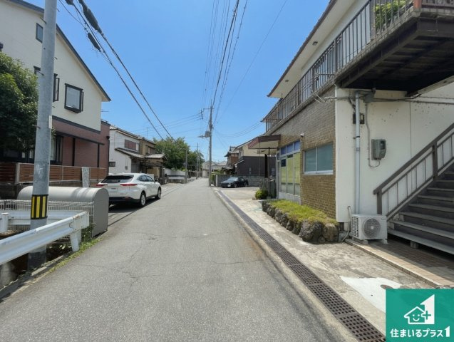 亀岡市荒塚町鍛冶ケ嶋　新築一戸建ての前面道路含む現地写真|周辺は落ち着いた街並みの住宅地！子育てがしやすい住環境です！まだ未完成ですが、現地でしかわからない事もございます。是非一度ご覧ください。