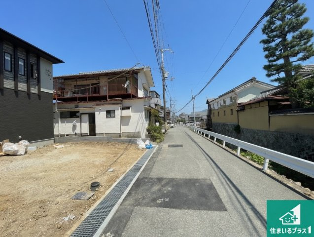 亀岡市荒塚町鍛冶ケ嶋　新築一戸建ての前面道路含む現地写真|周辺は落ち着いた街並みの住宅地！子育てがしやすい住環境です！まだ未完成ですが、現地でしかわからない事もございます。是非一度ご覧ください。
