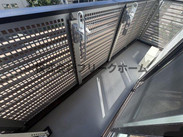 武蔵野市吉祥寺本町３丁目のアパートのバルコニー