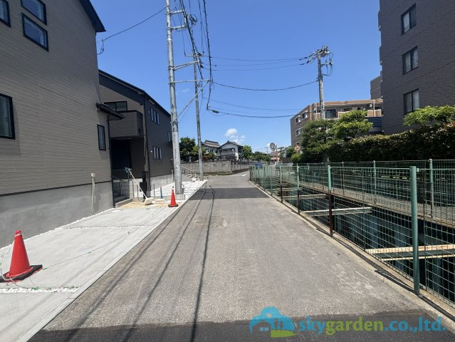 平塚市東八幡6期　新築戸建　全3棟2号棟の前面道路含む現地写真
