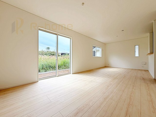 つくば市安食第2　新築戸建て　1号棟の居間・リビング|開放感のあるリビングには収納スペースもあり、ゆったりした空間を保てます♪