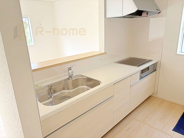 つくば市安食第2　新築戸建て　1号棟のキッチン|ＩＨクッキングヒーターで空気もクリーン、お掃除もラクラク♪キッチン周りが清潔に保てます。