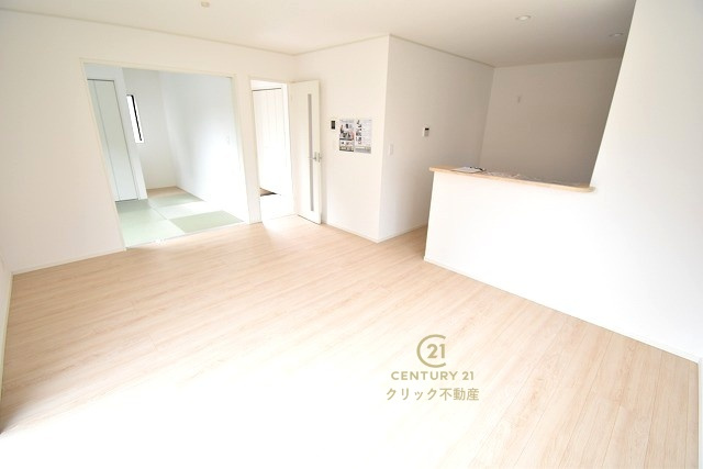 Cradlegarden　 高萩市有明町　第6　限定1棟！の居間・リビング|カーテンやラグの色、質感、選ぶ家具などでお部屋の雰囲気が変わります。お好みのインテリアを楽しみましょう♪白を基調とした内装ですので、あらゆるスタイルが馴染みます。