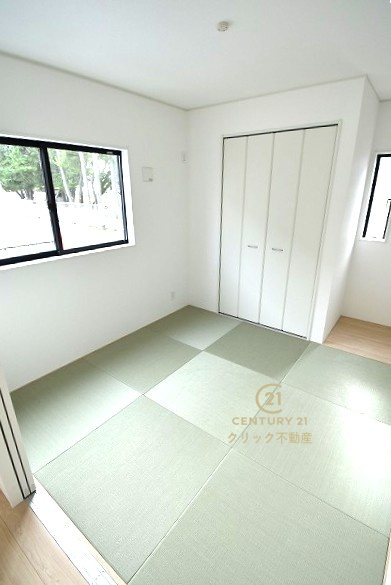 Cradlegarden　 高萩市有明町　第6　限定1棟！の和室|癒しの空間和室は、ペタンと座ったりゴロンと横になったり、寛ぎの場所になります。小さなお子さまの遊び場にもいいですね。リビングから様子を見守れます。