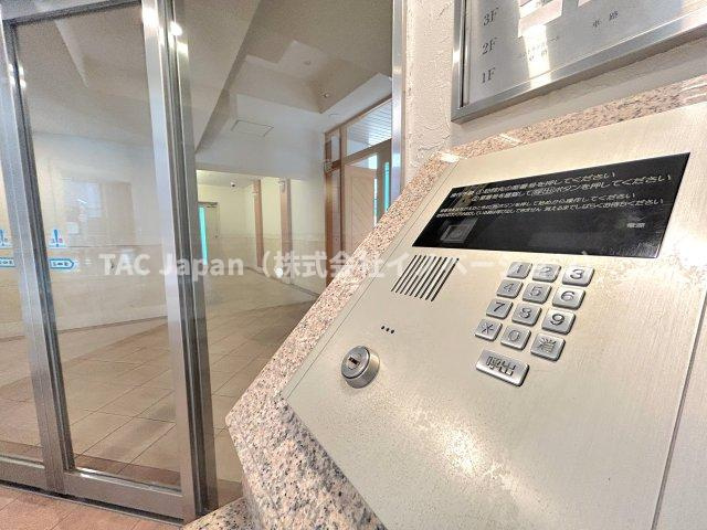 ネバーランド大島のその他|オートロックは現代社会の必需品ですね。
来訪者をエントランスの時点で確認できますので、迷惑な勧誘、セールスなどひるむことなくお断りできます。