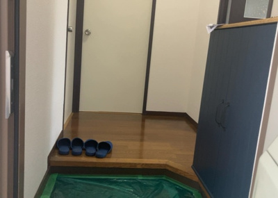 【玄関】 | ハイマート厚木（Ａ号棟） | 玄関は家の顔でもあり、家族以外の目にも止まる場所です。玄関は外との間を仕切る扉、靴などをしまっておく収納スペース、靴脱ぎのたたきスペース、来客とのやり取りをするドアホンなど複数のアイテムからなります。