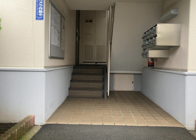 【エントランス】 | ハイマート厚木（Ａ号棟） | マンションのエントランスには、もともと風よけや防犯の役割がありますが、マンションによって宅配ボックスなどの設備が備わっている所もあります。日々の生活をイメージしながら生活しやすさをチェックしましょう。