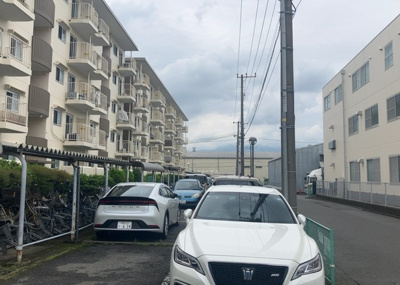 【駐車場】 | ハイマート厚木（Ａ号棟） | 車一台あたりに必要なスペースは、標準サイズの普通自動車で横幅2m50cm、長さ5mは必要になります。ただし、乗降のことも考慮して横幅3m30cm、長さ5m50cmほどは確保できるところを選びましょう。