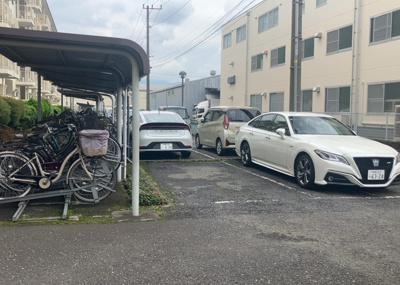 【駐車場】 | ハイマート厚木（Ａ号棟） | 駐車場と明記されていても、最小スペースでつくられた駐車場だと大型車は駐車できなかったり、出入りしにくくなったりする可能性があります。お車のサイズと購入したい物件の駐車場のサイズを現地で確認しましょう。