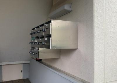 【設備】 | ハイマート厚木（Ａ号棟） | エントランス付近に設置されている集合ポストは、住んでいる部屋と離れているため、ポストをあさるなど誰かに何かされていても被害に気づきにくいです。入居する時には他人に特定されにくい番号で鍵をかけましょう！
