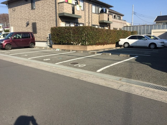 プレジュール弐番館の駐車場