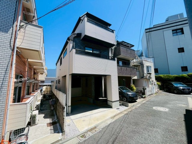 【外観】 | 練馬区東大泉２丁目　中古戸建て | シャープなフォルムが印象的で、重厚感のある佇まいの中古戸建て