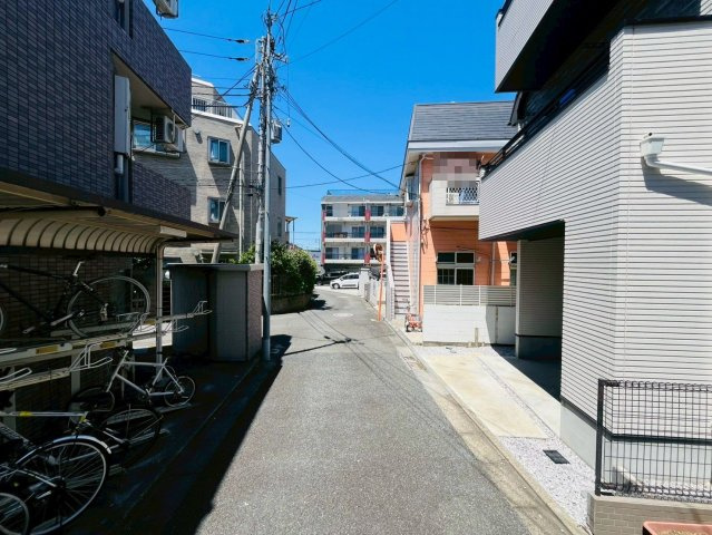 【前面道路含む現地写真】 | 練馬区東大泉２丁目　中古戸建て | 見通しの良いエリアでお車も運転しやすく、安心です