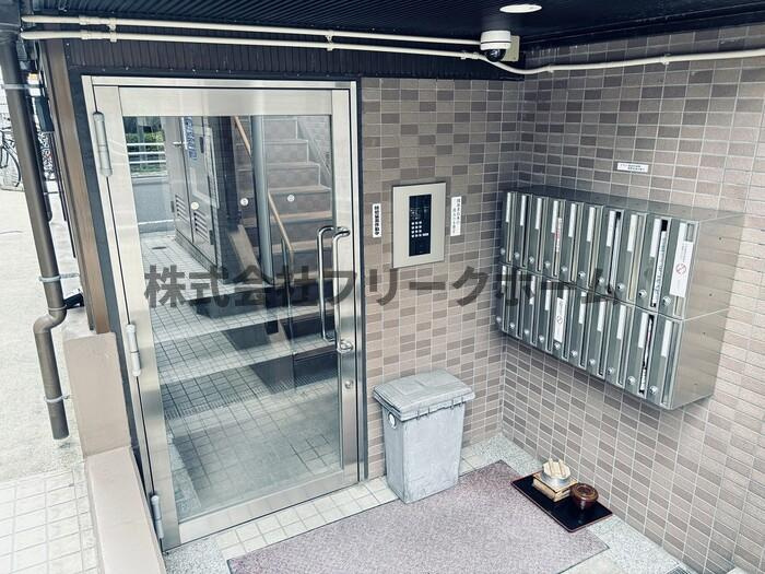 武蔵野市吉祥寺本町１丁目の賃貸マンションのエントランス