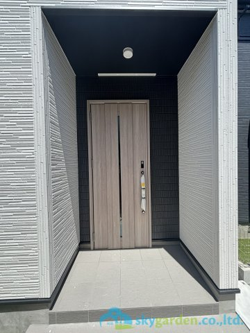 平塚市東八幡6期　新築戸建　全3棟1号棟の玄関