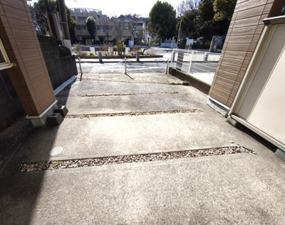  | 広々とした駐車場を備えており… 