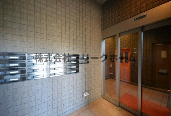 三鷹市北野２丁目の賃貸マンションのエントランス