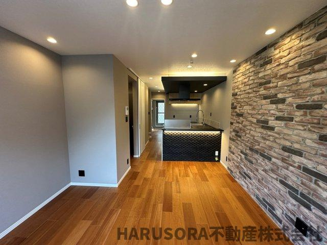 枚方市出口５丁目　３階建の居間・リビング