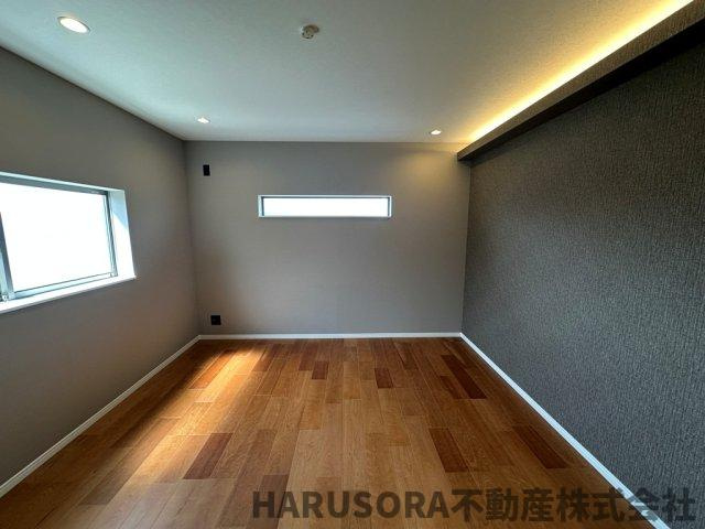 枚方市出口５丁目　３階建の洋室