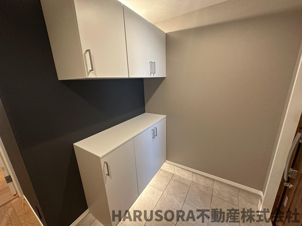 枚方市出口５丁目　３階建の玄関
