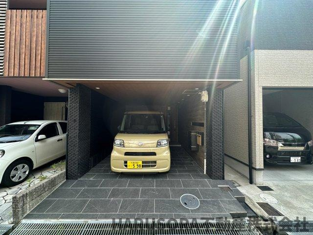 枚方市出口５丁目　３階建の駐車場