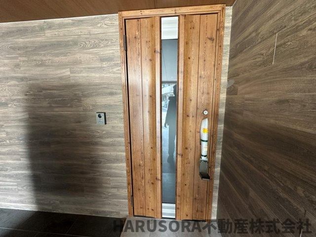 枚方市出口５丁目　３階建の玄関
