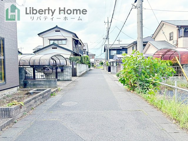 古河市上辺見　中古戸建の前面道路含む現地写真