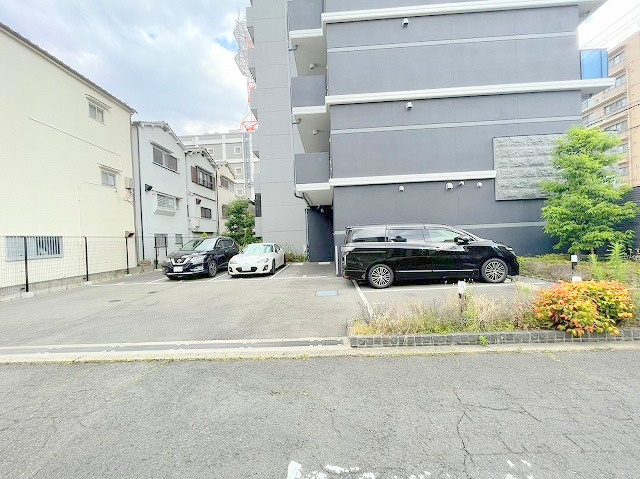 S-RESIDENCE三国WESTの駐車場