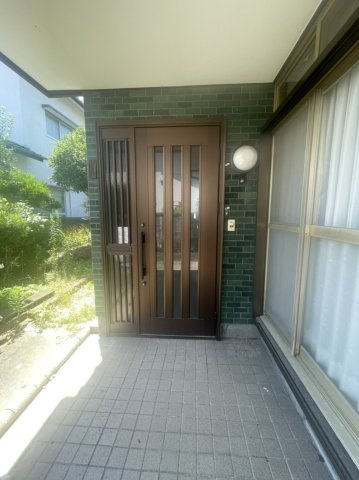 古城町戸建の玄関