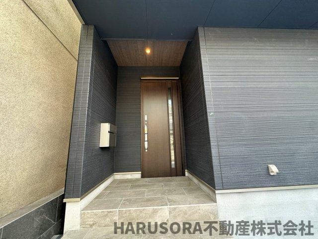 枚方市出口５丁目　３階建の玄関