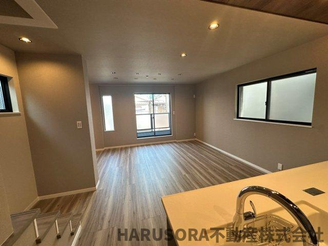 枚方市出口５丁目　３階建の居間・リビング